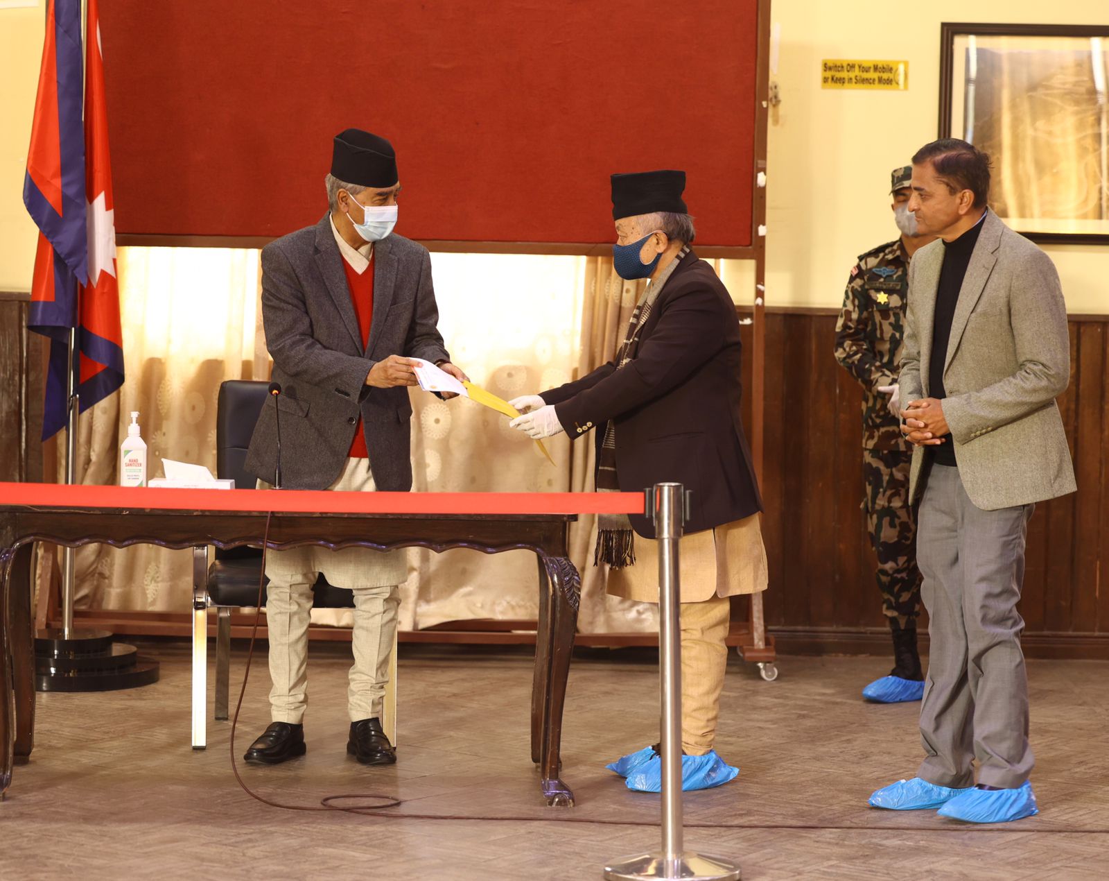 बालुवाटारमा योगेश भट्टराई : खुट्टामा प्लास्टिक, नाकमुख नांगै